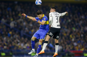 Gustavo Mantuan disputa bola no alto na partida contra o Boca