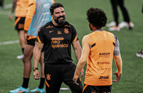 Corinthians oficializa retorno de fisioterapeuta Bruno Mazziotti