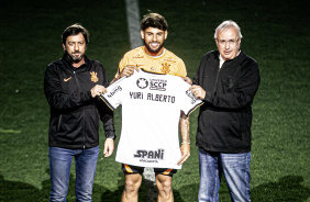 Duilio, Yuri Alberto e Roberto de Andrade durante treino aberto e apresentao do jogador