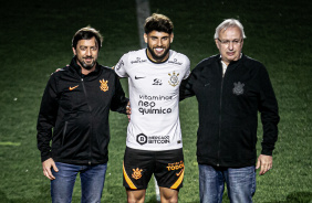 Duilio, Yuri Alberto e Roberto de Andrade durante apresentao do jogador na Neo Qumica Arena