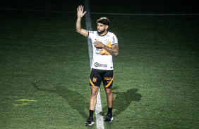 Yuri Alberto acena para os torcedores na Neo Qumica Arena durante sua apresentao oficial