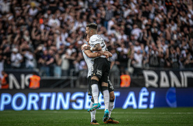 Adson e Roni comemoraram o gol do Corinthians diante do Flamengo