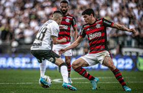 Adson em disputa de bola  no jogo entre Corinthians e Flamengo