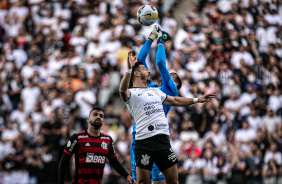 Giuliano em disputa de bola com o goleiro do Flamengo