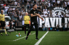 Vtor Pereira na beira do gramado no jogo entre Corinthians e Flamengo