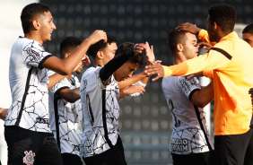 Elenco do Corinthians Sub-20 comemora o gol de Pedrinho