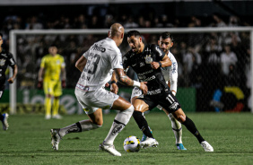 Giuliano faz jogada durante o duelo entre Corinthians e Santos, na Vila