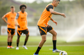 Adson em treino do Corinthians de olho no Coritiba