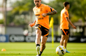 Fagner em treino do Corinthians de olho no Coritiba