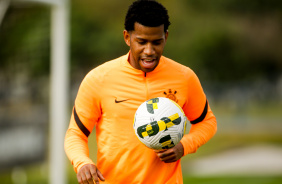 Gil em treino do Corinthians de olho no Coritiba