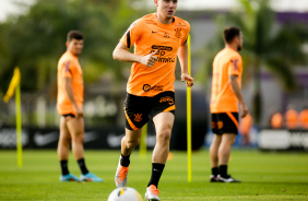 Lucas Piton em treino do Corinthians de olho no Coritiba