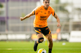 Roni em treino do Corinthians de olho no Coritiba