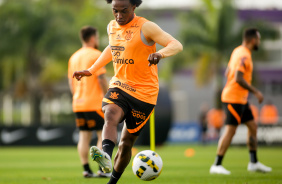 Willian durante treino do Corinthians de olho no Coritiba