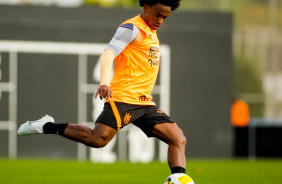 Willian em treino do Corinthians de olho no Coritiba