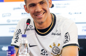 Balbuena sorri em apresentação no Corinthians