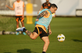 Fagner controla a bola durante treino do Corinthians