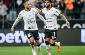 Maycon e Yuri Alberto comemoram gol marcado pelo Corinthians
