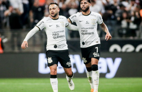 Maycon e Yuri Alberto durante a comemorao do gol marcado pelo Corinthians contra o Coritiba