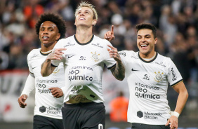 Rger Guedes, Willian e Roni comemoram o gol marcado pelo camisa 9
