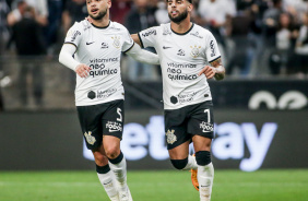 Yuri Alberto e Maycon comemoram gol marcado do Corinthians contra o Coritiba