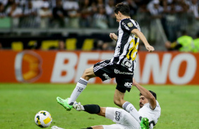 Bruno Mndez em disputa de bola na vitria do Corinthians