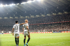 Fbio Santos e Du Queiroz durante comemorao do gol corinthiano
