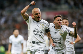 Fbio Santos e Gustavo Silva comemoram gol marcado pelo Corinthians