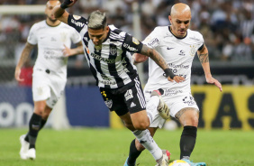 Fbio Santos em disputa de bola com Zaracho