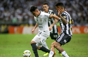 Roni tenta jogada durante a partida contra o Atltico Mineiro