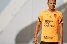 Fausto Vera em treino do Corinthians de olho no Atltico-GO