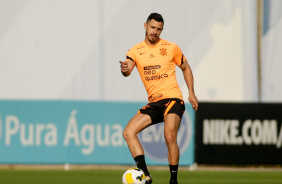 Giuliano em treino do Corinthians de olho no Atltico-GO