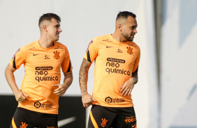 Lucas Piton e Maycon em treino do Corinthians de olho no Atltico-GO