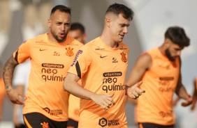 Maycon e Lucas Piton em treino do Corinthians de olho no Atltico-GO