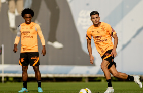 Willian e Fausto Vera em treino do Corinthians de olho no Atltico-GO