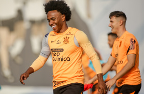 Willian em treino do Corinthians de olho no Atltico-GO