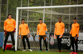 Goleiros do Corinthians durante treino antes do jogo com o Botafogo