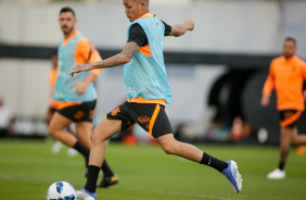 Adson em ltimo treino do Corinthians de olho no Flamengo