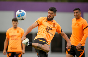 Bruno Mndez, Balbuena e Rafael Ramos em treino do Corinthians de olho no Flamengo