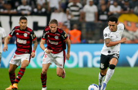 Du Queiroz com o domnio da bola em jogo contra o Flamengo