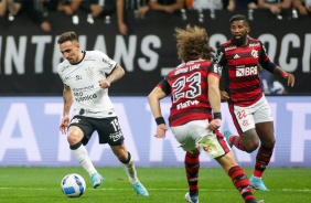 Gustavo Silva com a bola durante duelo contra o Flamengo
