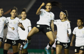 Elenco do Corinthians comemora gol contra o Esmac