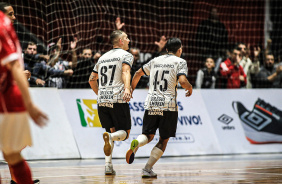 Canabarro e Thiaguinho comemoram gol contra o Atlntico