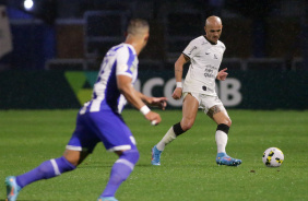 Fbio Santos tenta o passe durante confronto contra o Ava