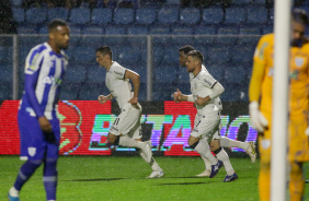Elenco comemora gol marcado por Balbuena contra o Ava