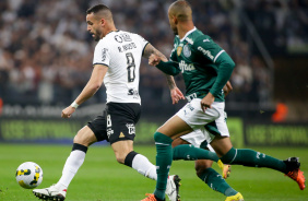 Renato Augusto tenta jogada em partida contra o Palmeiras