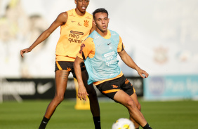 Giovane e Robson Bambu durante o treino do Corinthians nesta segunda-feira