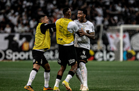 Gil e Raul Gustavo em comemorao do gol do Corinthians