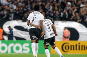 Gil e Du Queiroz comemoram gol do Corinthians