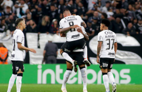 Renato Augusto, Du Queiroz e Adson celebram gol do Corinthians