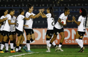 Comemorao corinthiana aps o gol de Andressa, o segundo da equipe contra a Portuguesa